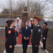 В казачьей школе открыли памятник русскому святому и приняли в казачата первоклассников
