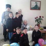 Казачата поздравили учителя с юбилеем