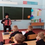 Казачата играют на музыкальных инструментах