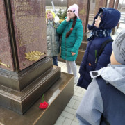 Казачата посетили мемориальный комплекс в селе Новомихайловском.