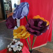 Выставка-инсталляция «Цветы для мамы» в СОШ №12 им. А.В. Суворова