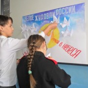 Мы замолкаем, глядя в небеса