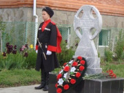 Памятный знак «Казакам-добровольцам Гулькевичской казачьей сотни»