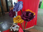 Выставка-инсталляция «Цветы для мамы» в СОШ №12 им. А.В. Суворова