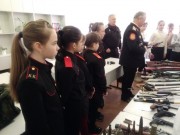 Казачата интересовались коллекцией оружия казаков